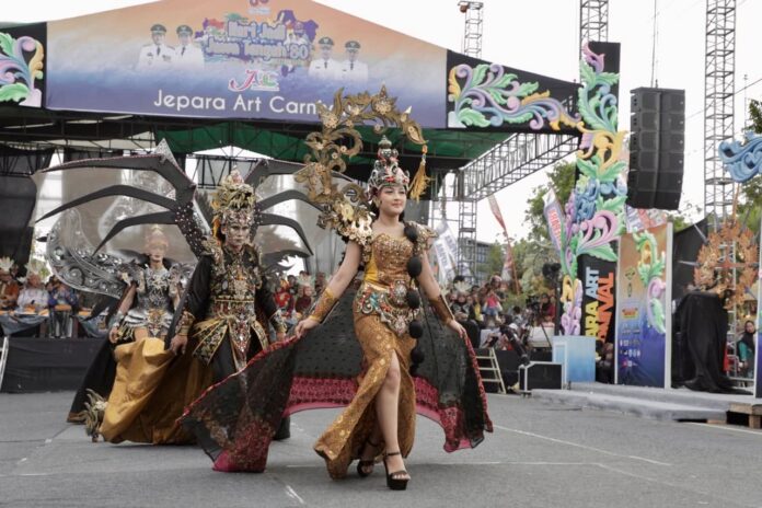 KREATIF: Karnaval Budaya memukau ribuan penonton di Jepara, Sabtu (23/8) sore kemarin. Foto: Ist.